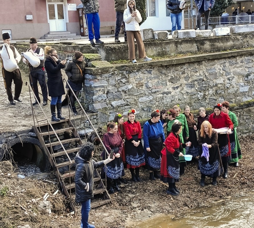 Бабинден: Прабаба се къпа в ледената Яденица за здравето на малката Изабела и други 4 бебета